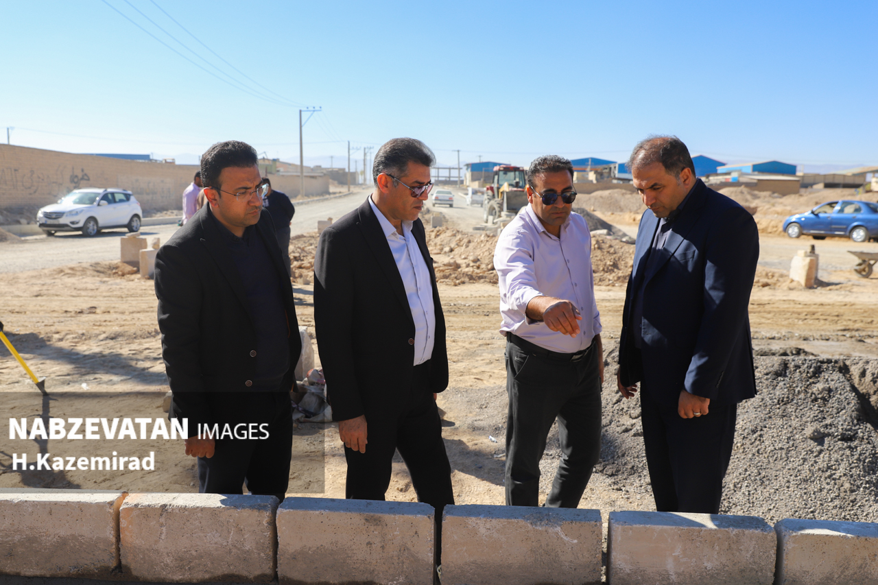 بازدید مدیریت شهری سده لنجان از پروژه‌ احداث میدان ورودی شهر