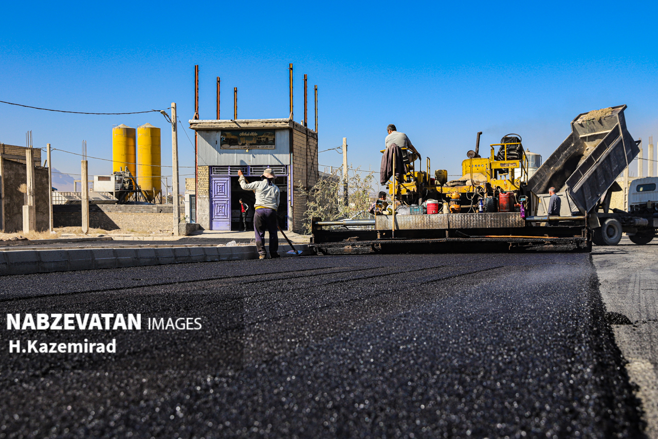 اجرای پروژه آسفالت ریزی منطقه کارگاهی مزاحم شهری سده لنجان