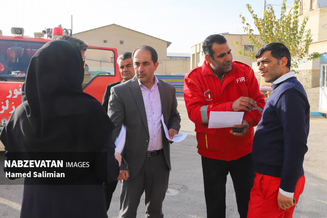 برگزاری مانور با سناریوی زلزله فرضی در مدرسه الفت شهر سده لنجان